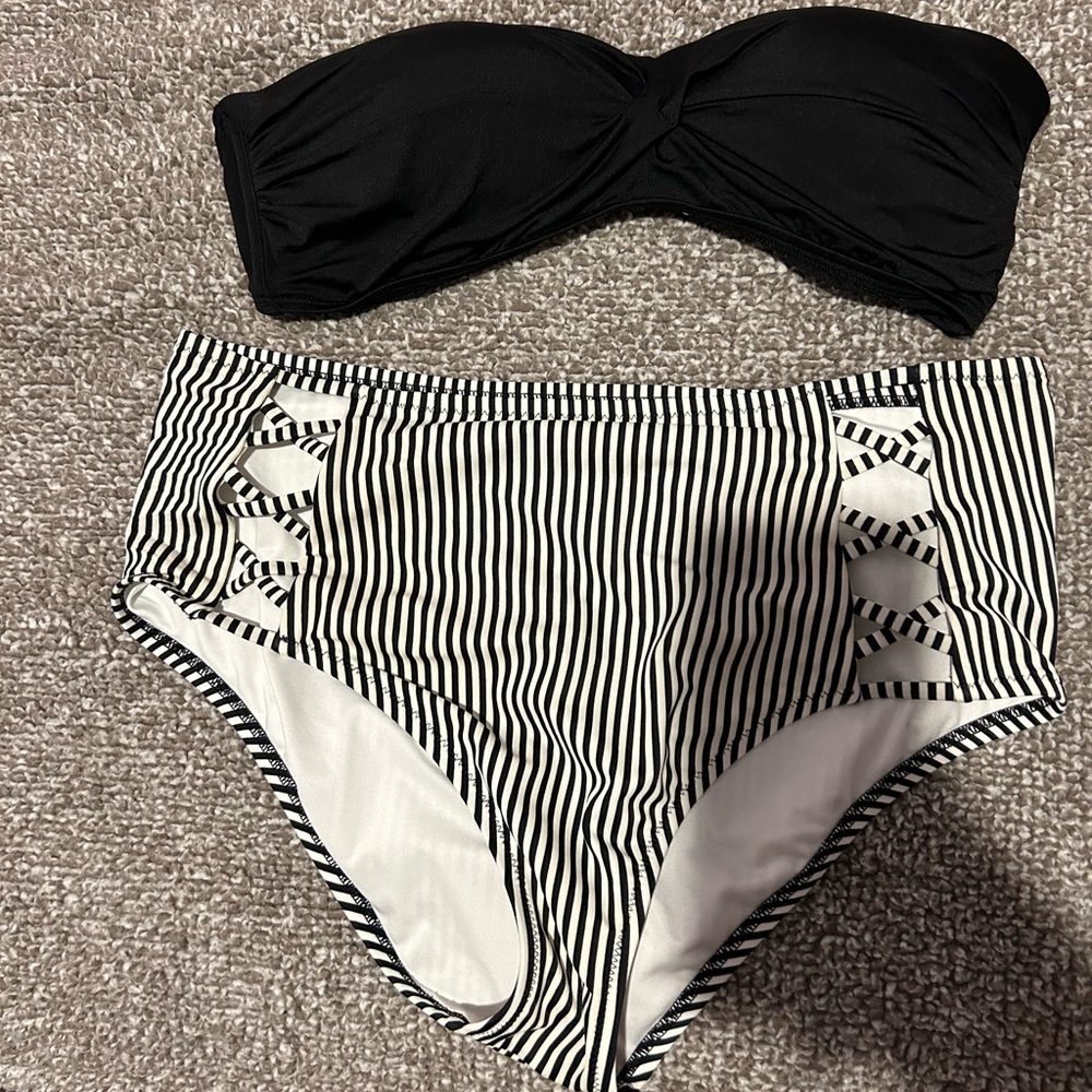 Women SwimSuit top is Kona Sol & bottoms are Shade & Shore.